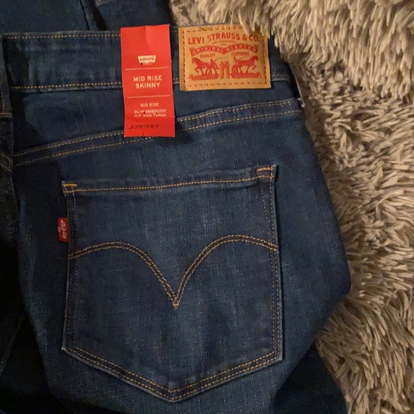 Levi’s Mid Rise Skinny Jean - Picture 5 of 7